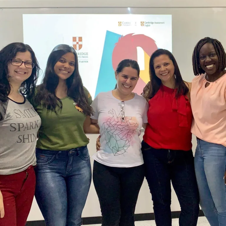 Luana Queiroz com participantes ao final de uma formação